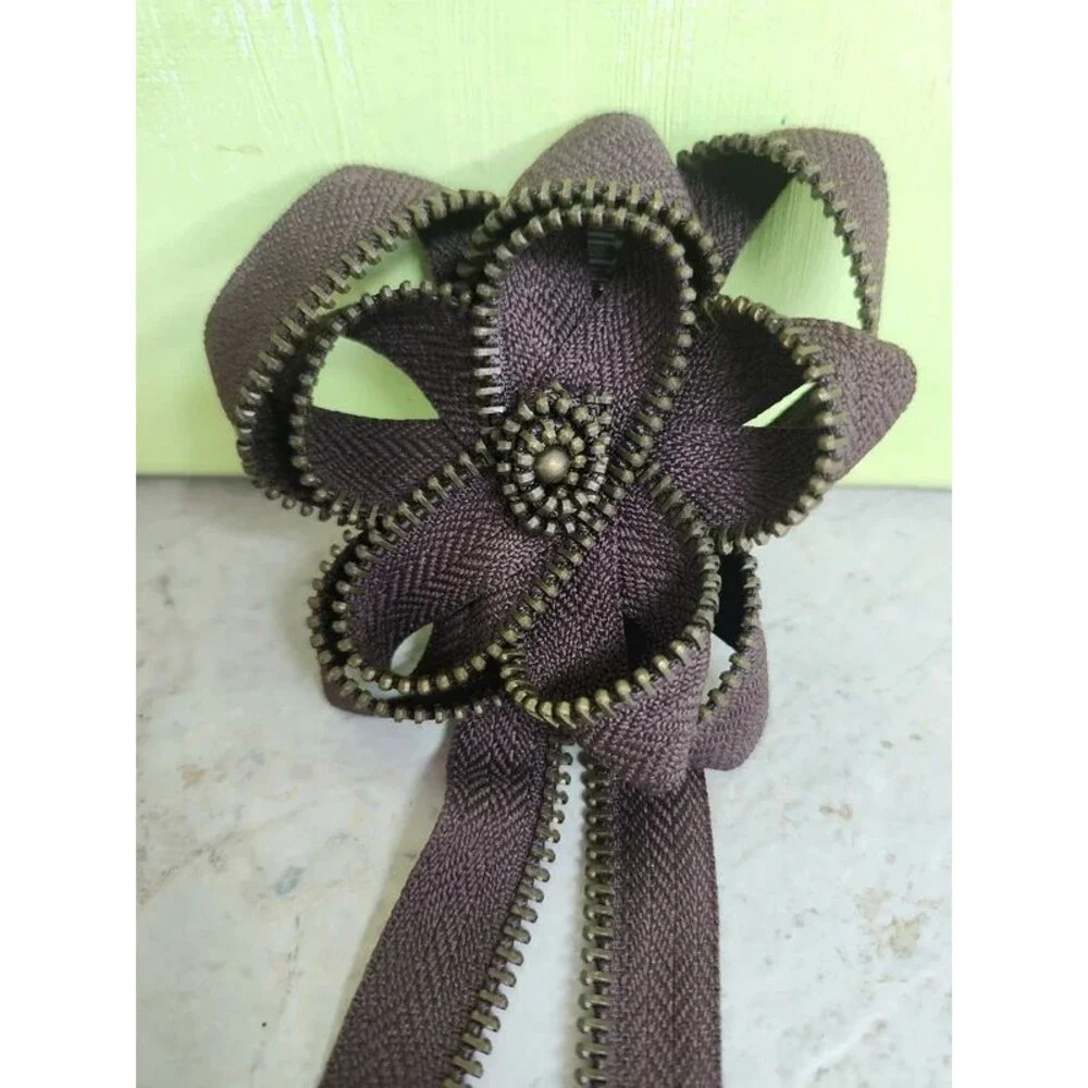 Fliwer zipper brooch pin Avant-garde
